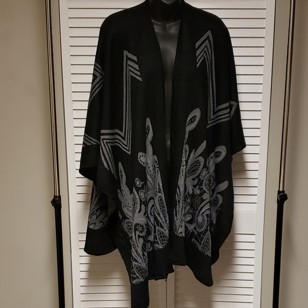 NWT PAISLEY RUANA